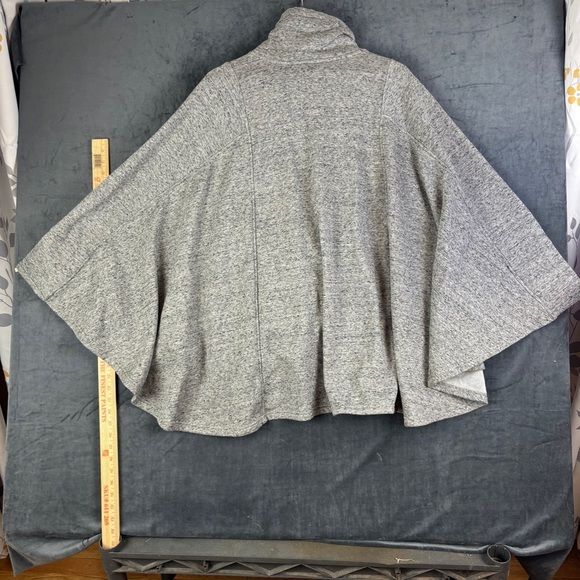UGG Gray Women's Cozy Poncho in M/L —in gorgeous condition! - Picture 3 of 11
